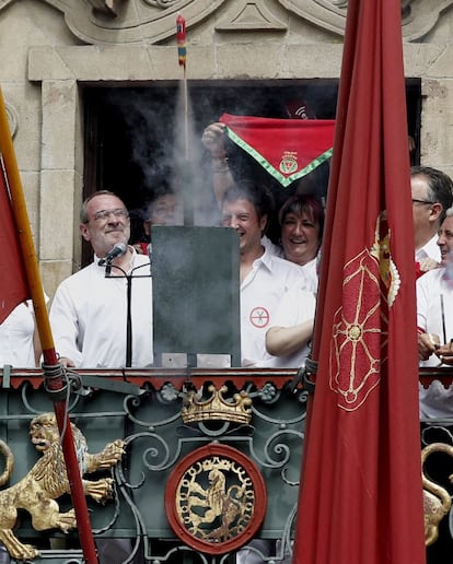 El concejal de Nafarroa Bai I&ntilde;aki Cabases prende desde el balc&oacute;n del Ayuntamiento de Pamplona la mecha del cohete anunciador de la fiestas de los Sanfermines del 2012. 