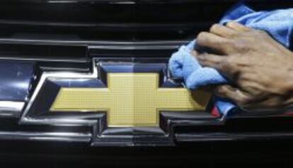 Un trabajador pule el logotipo de Chevrolet, conocido coloquialmente como ‘la pajarita’.