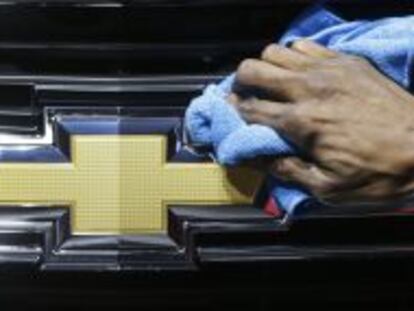 Un trabajador pule el logotipo de Chevrolet, conocido coloquialmente como &lsquo;la pajarita&rsquo;.