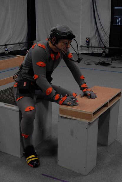 Andy Serkis ensaya una escena vestido con el traje y el equipamiento que se usa para capturar todo tipo de movimientos, incluída una pequeña cámara que graba sus gestos faciales.