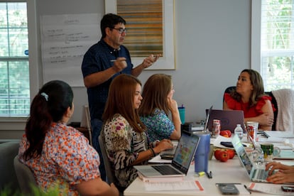 Walter Gómez, cofundador y editor general de Enlace Latino NC, durante una reunión de equipo realizada en 2023.