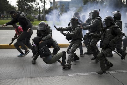 La policía antidisturbios detiene a unos manifestantes durante la huelga general, en Bogotá (Colombia).