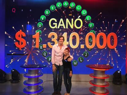 Martina Barraza e Iván de Pineda, ganadora y conductor de Pasapalabra en Argentina.