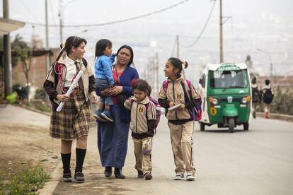 Los días que su madre trabaja, una vecina se encarga de ir a recoger a las niñas al colegio.