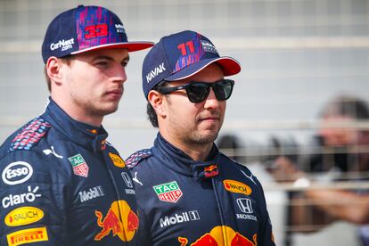 Los pilotos de Red Bull, Max Verstappen y Checo Pérez, en el circuito de Baréin