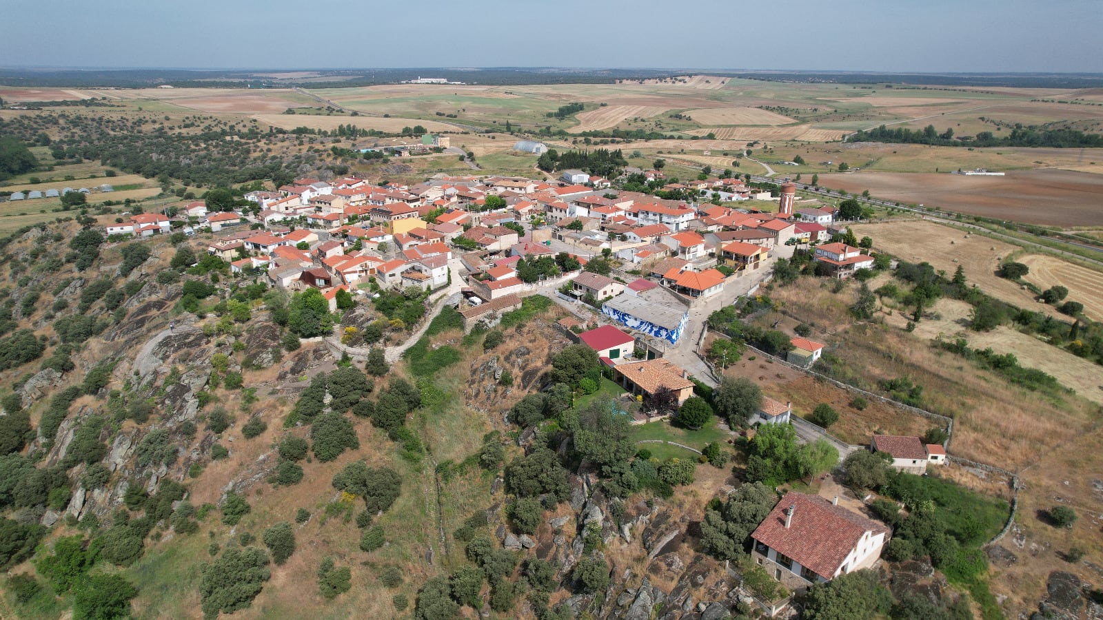 El pueblo más tecnológico de España, Juzbado (Salamanca), con su fábrica de uranio en lontananza.