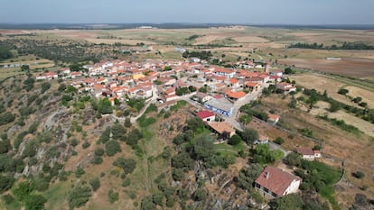 El pueblo más tecnológico de España, Juzbado (Salamanca), con su fábrica de uranio en lontananza.