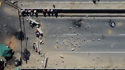 Carretera bloqueada en Sacaba, Cochabamba, Bolivia, el 13 de junio de 2025.