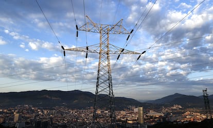 Una torre de transporte de energía perteneciente a red eléctrica, con la ciudad de Bilbao al fondo.