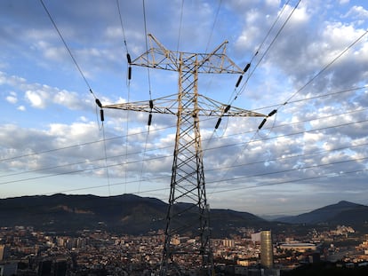 Una torre de transporte de energía, con la ciudad de Bilbao al fondo.