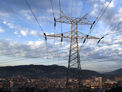 Una torre de transporte de energía perteneciente a red eléctrica, con la ciudad de Bilbao al fondo.