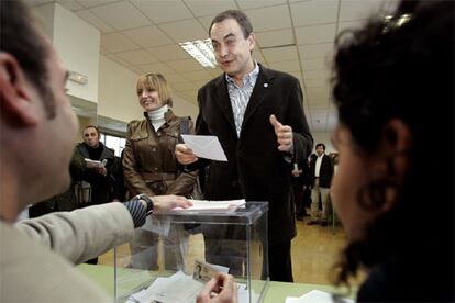 Rodríguez Zapatero ha acudido a votar en compañía de su esposa, Sonsoles Espinosa.