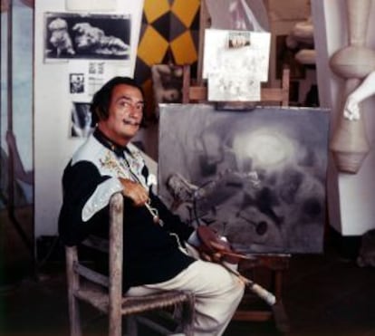 Salvador Dalí en el taller de su casa de Port Lligat.