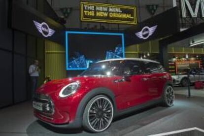 SUIZA MOTOR SALÓN GINEBRA:GIN56 GINEBRA (SUIZA) 04/03/2014.- Imagen del nuevo Mini Clubman expuesto durante la jornada de prensa de la 84ª edición del Salón del Automóvil de Ginebra (Suiza) hoy, martes 4 de marzo de 2014. El Salón del Automóvil de Ginebra se celebra entre los días 6 y 16 de marzo, con la participación de más de 250 firmas. EFE/Sandro Campardo