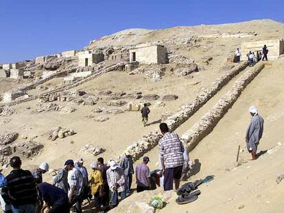 Trabajadores excavan en una tumba cuya antigüedad es de más de 4.500 años.