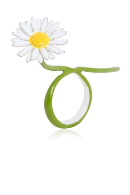 Maison Margiela firma este original anillo (295 euros).