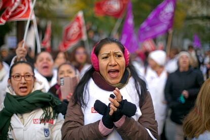 Manifestación de cuidadoras de personas dependientes, este lunes frente al Ayuntamiento de Madrid.