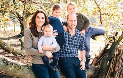 La felicitación navideña de los duques de Cambridge junto a sus tres hijos.