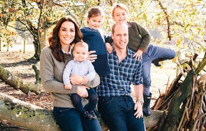 La felicitación navideña de los duques de Cambridge junto a sus tres hijos.