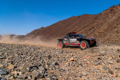 El Audi de Carlos Sainz y Lucas Cruz, durante la etapa de este jueves en el Dakar.