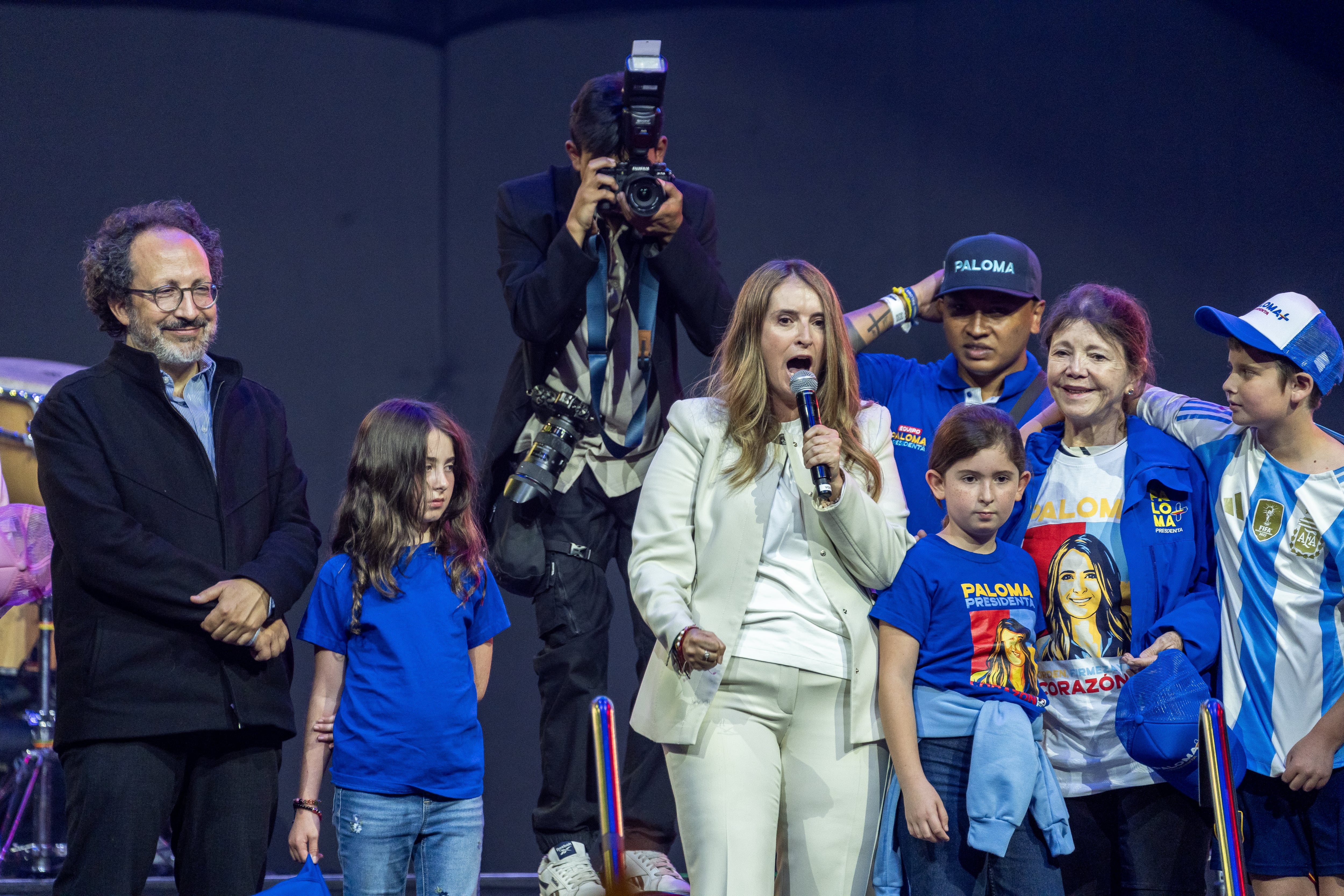 Paloma Valencia da discurso junto a su familia en Bogotá.