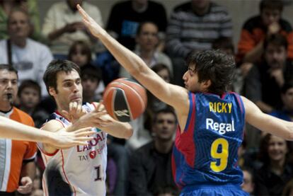 Ricky Rubio, ante Fernando San Emeterio de Caja Laboral.