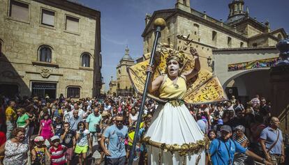 El espectáculo de calle itinerante '9 musas', de Karlik Danza Teatro, el jueves en Ciudad Rodrigo.