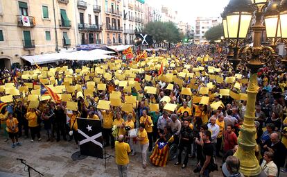 Concentración en apoyo a la consulta en la plaza de la Font, en Tarragona.