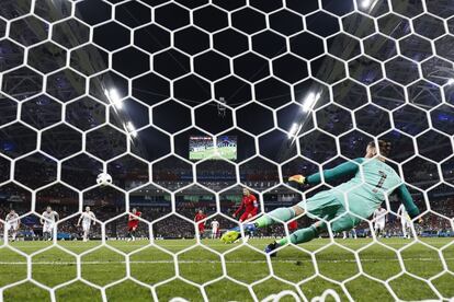 Cristiano Ronaldo consigue engañar a De Gea y marca un gol de penalti tras una falta dentro del área del defensa español Nacho.