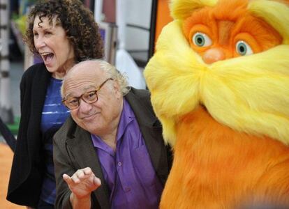 Los actores Danny DeVito  y Rhea Perlman posan en el estreno de la pel&iacute;cula   &#039;Dr. Seuss, The Lorax&#039;  en los Estudios Universal en Hollywood.