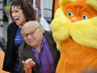 Los actores Danny DeVito  y Rhea Perlman posan en el estreno de la pel&iacute;cula   &#039;Dr. Seuss, The Lorax&#039;  en los Estudios Universal en Hollywood.