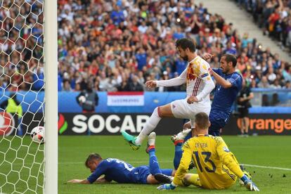 Giorgio Chiellini marca el primer gol de l'equip italià enfront d'Espanya a l'estadi Stade de France de Saint-Denis.