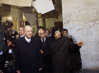 Gaddafi y don Juan Carlos, en el palacio de Bad el Ezeia, atacado por EE UU en 1986.
