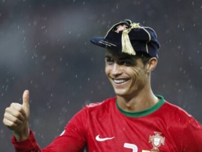 Cristiano Ronaldo, tras recibir el obsequio de la UEFA en el estadio de Oporto.
