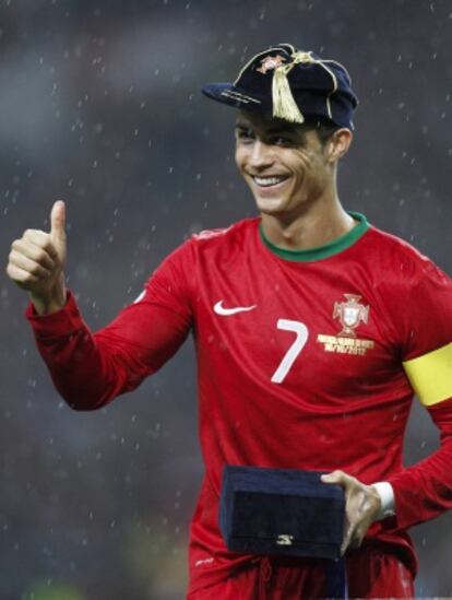 Cristiano Ronaldo, tras recibir el obsequio de la UEFA en el estadio de Oporto.