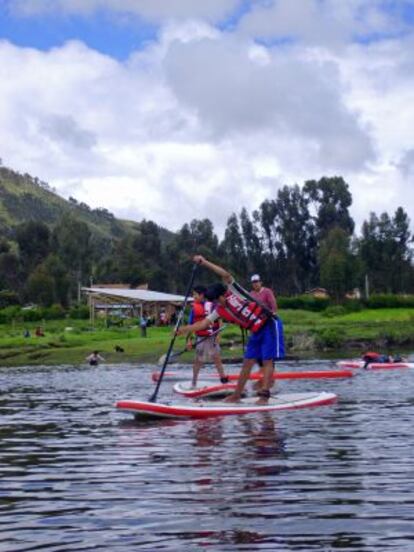 Clase de 'paddle surf' en la laguna de Piuray, cerca de Cuzco.