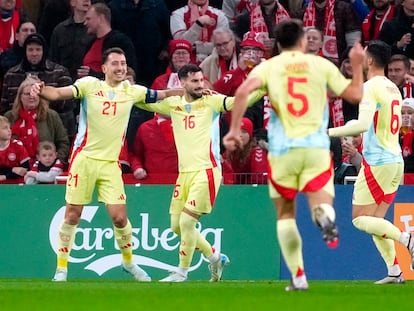 Oyarzabal celebra el 0-1 a Dinamarca con Baena, Vivian y Merino.