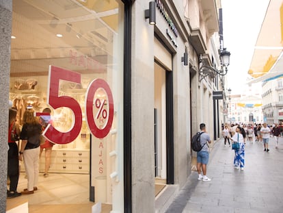 Venta de rebajas en un comercio del centro de Madrid.