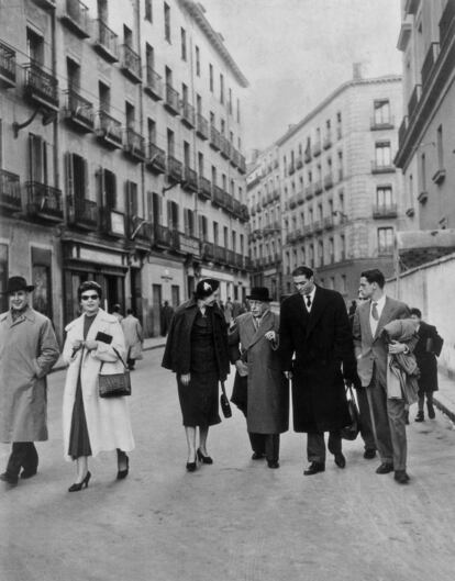 Ataúlfo Argenta (con abrigo oscuro), acompañado de mujer Juana Pallarés y de los compositores y directores de orquesta Igor Stravinsky y Cristóbal Halffter en la Plaza de la Ópera, en Madrid.