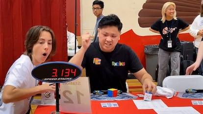 El momento en el que Max Park, un joven de 21 años con autismo, rompe el récord mundial del cubo de Rubik.