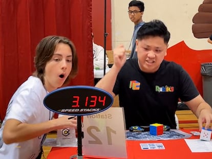 El momento en el que Max Park, un joven de 21 años con autismo, rompe el récord mundial del cubo de Rubik.