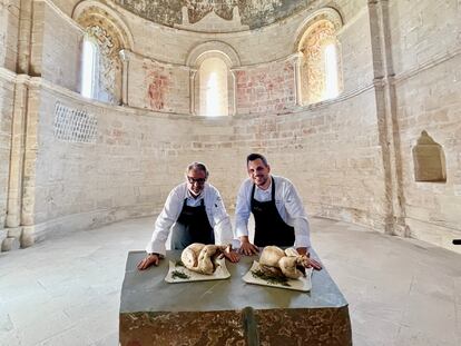 Los cocineros Juanjo López (a la izquierda) y Marc Segarra con los pavos empleados en su olla podrida, cocinada en el hotel y bodega Abadía Retuerta (Valladolid).