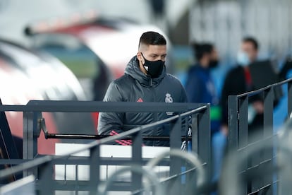 Luka Jovic, en la grada del Di Stéfano durante el partido del Madrid contra el Granada.