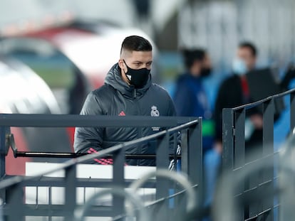 Luka Jovic, con el chándal de los suplentes en un partido del Real Madrid el pasado diciembre en Valdebebas.