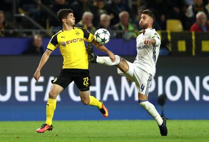 Ramos trata de despejar la pelota ante Pulisic.