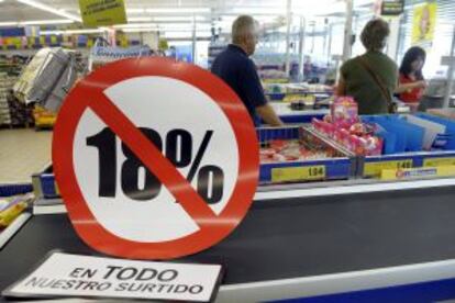 Rebajas en un supermercado contra la subida del IVA.