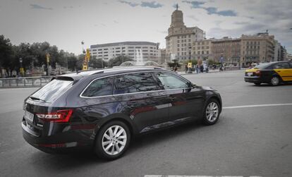 Un VTC y un taxi en la plaza de Cataluña de Barcelona.