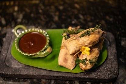 Tamales de frijol con chepil.