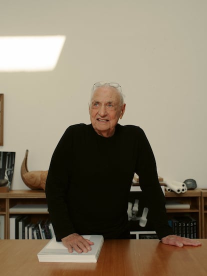 El arquitecto Frank Gehry posa en exclusiva para ICON en su estudio de Los Ángeles.