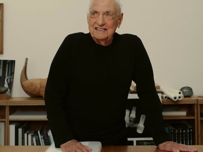 El arquitecto Frank Gehry posa en exclusiva para ICON en su estudio de Los Ángeles.